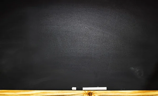 Die Schul- oder Hochschultafel mit fadenscheiniger Kreide — Stockfoto