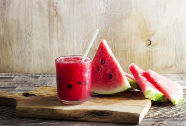 Tatlı su kavun yüzlü ahşap arka plan, kırsal tarzı üzerinde