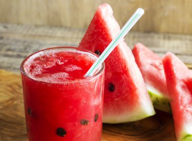 Tatlı su kavun yüzlü ahşap arka plan, kırsal tarzı üzerinde