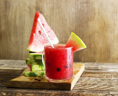 Tatlı su kavun güler yüzlü bir ahşap arka plan, kırsal tarzı, seçici odak