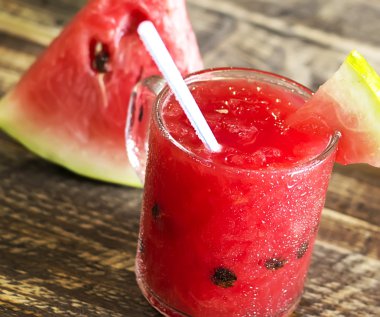 Tatlı su kavun güler yüzlü bir ahşap arka plan, kırsal tarzı, seçici odak