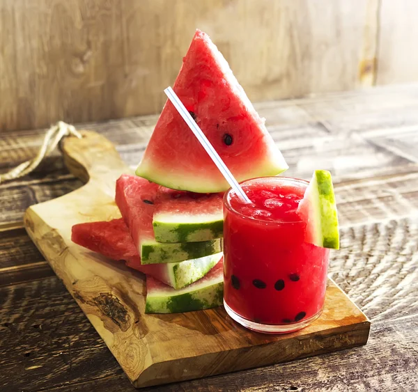 Smoothie de melão de água doce em um fundo de madeira, estilo rural, foco seletivo — Fotografia de Stock