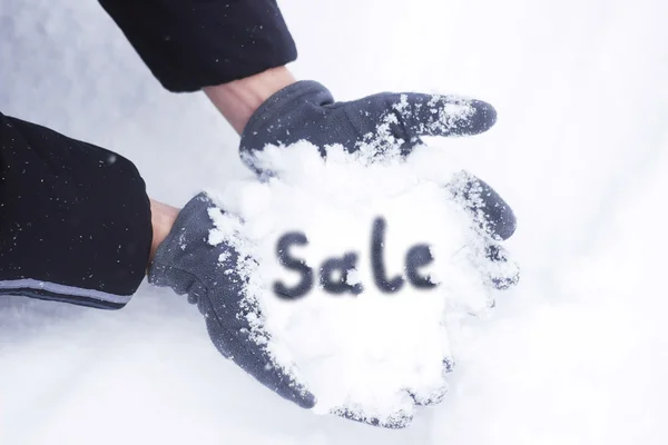 Nieve en las manos del hombre con guantes, enfoque selectivo —  Fotos de Stock