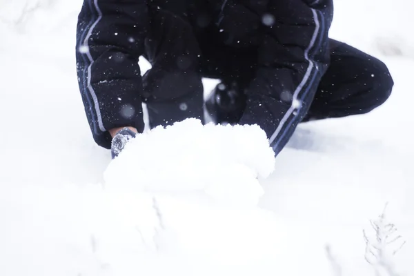 Snö i mannens händer i handskar, selektivt fokus — Stockfoto