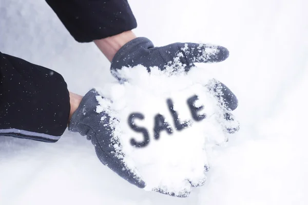 Nieve en las manos del hombre con guantes, enfoque selectivo —  Fotos de Stock