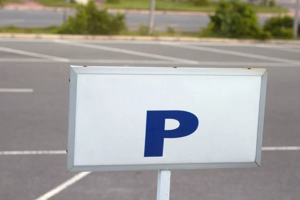 Sinal de estacionamento em um fundo branco — Fotografia de Stock