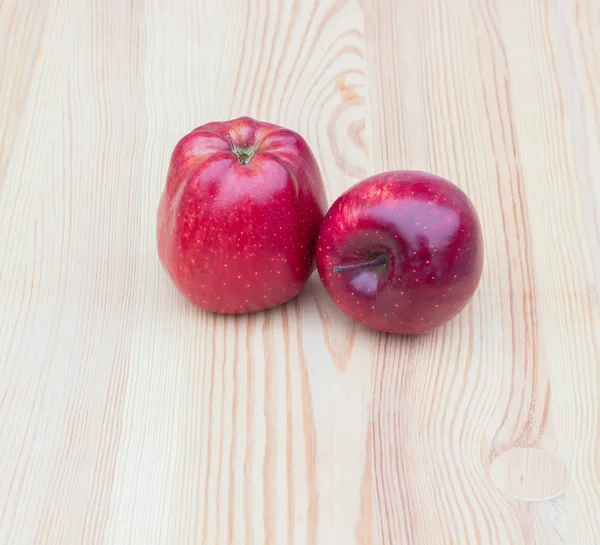 Ahşap arka plan üzerinde iki kırmızı elma — Stok fotoğraf