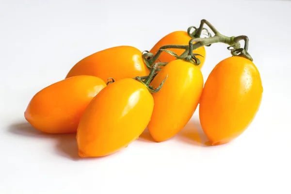 Cluster de tomate amarelo na textura leve de madeira — Fotografia de Stock