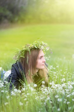 Mavi gözlü ve kafasına bir çelenk ile güzel kız