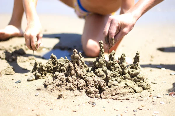 Los niños construyen el castillo de arena —  Fotos de Stock