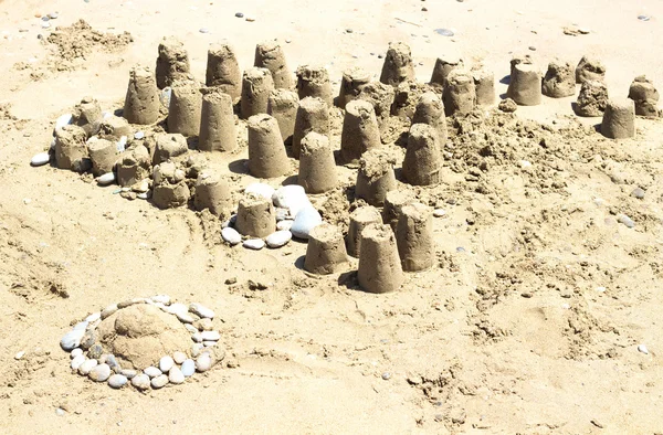 Las figuras construidas de arena en la orilla del mar —  Fotos de Stock