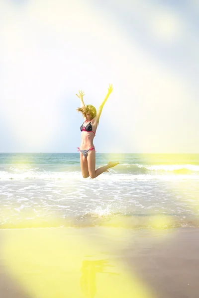 A menina bonita na praia — Fotografia de Stock