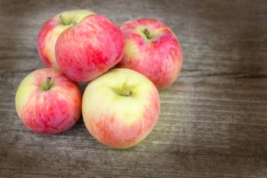 Ahşap doku taze doğal elma küçük grup