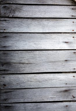 Üst üste paslı çivi ile panoları