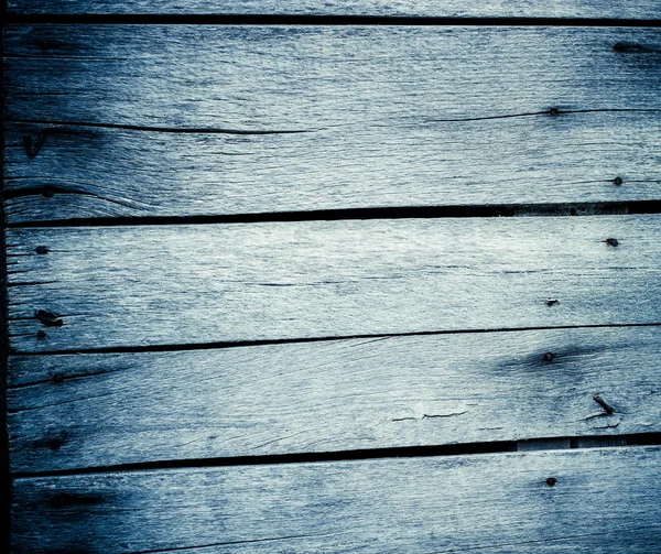 Üst üste paslı çivi ile panoları