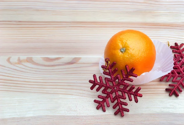 明亮的橙色与雪花飘落在木纹理 — 图库照片