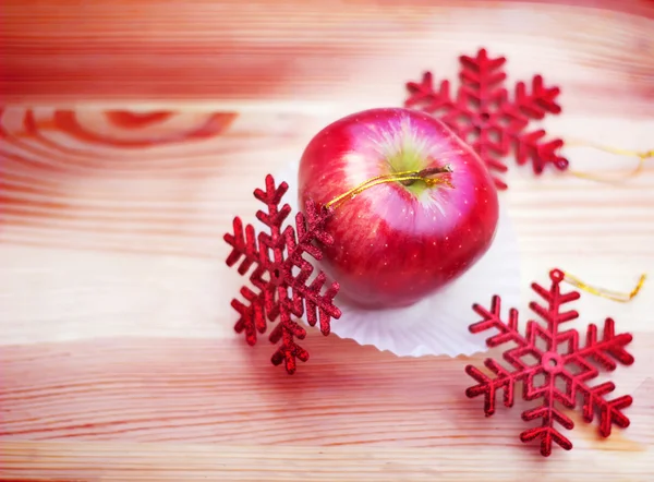 Ahşap doku kar taneleri ile elma — Stok fotoğraf