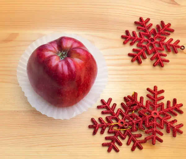 雪花飘落在木质纹理的苹果 — 图库照片