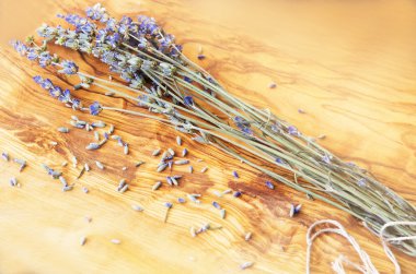 Ahşap doku lavanta çiçeği