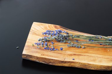 Ahşap doku lavanta çiçeği