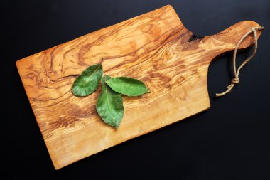 Ahşap doku üzerinde yeşil defne yaprağı