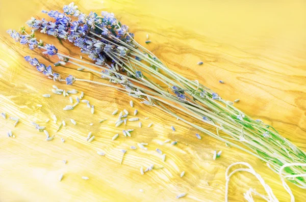 Flor de lavanda sobre textura de madera —  Fotos de Stock