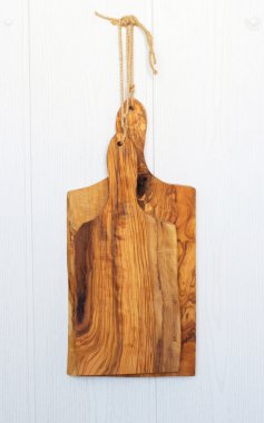 Bir zeytin ağacı üzerinden doğrama tahtası