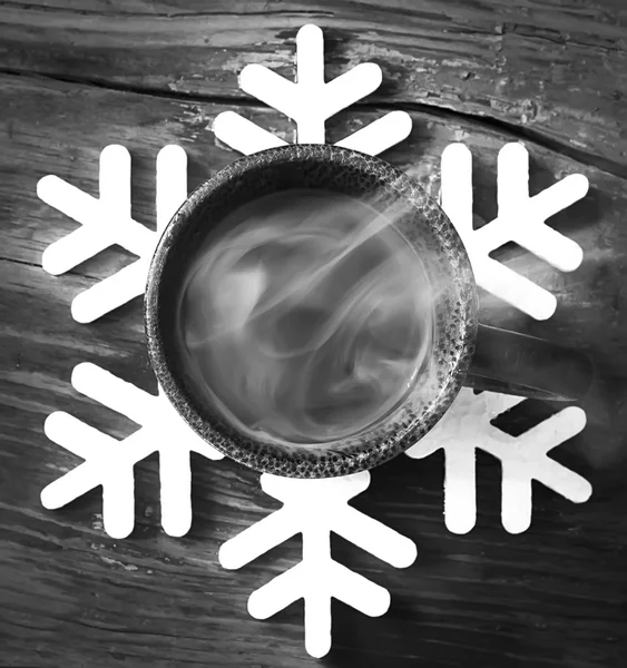 Cup with hot coffee on the on support in the form of a snowflake — Stock Photo, Image
