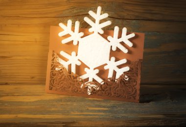 Kahverengi bir dantelli zarf ile kar taneleri