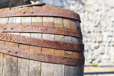 Paslı halkalar ile şarap için eski varil