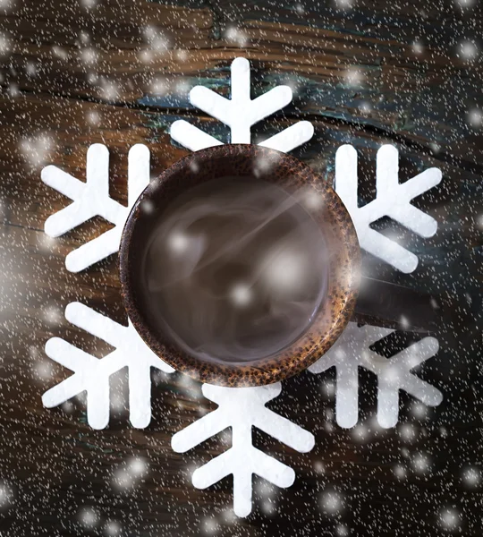 Cup with hot coffee on the on support in the form of a snowflake, selective focus — Stock Photo, Image