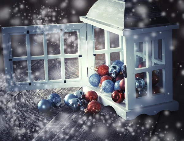 Casket in the form of a house with fir-tree toys on wooden texture — Stock Photo, Image