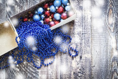 Noel ağacı süslemeleri ile kutu