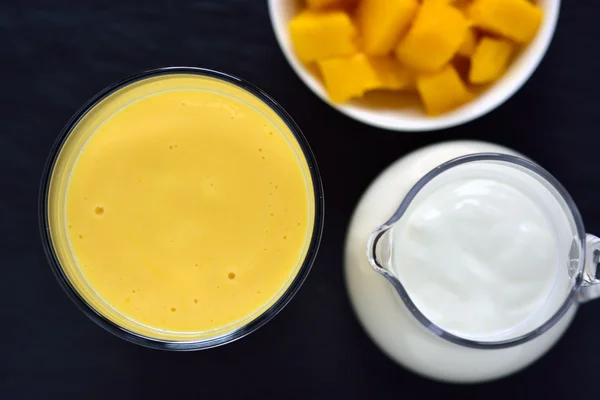 Bebida de licuado de mango lassi. Vista superior . — Foto de Stock