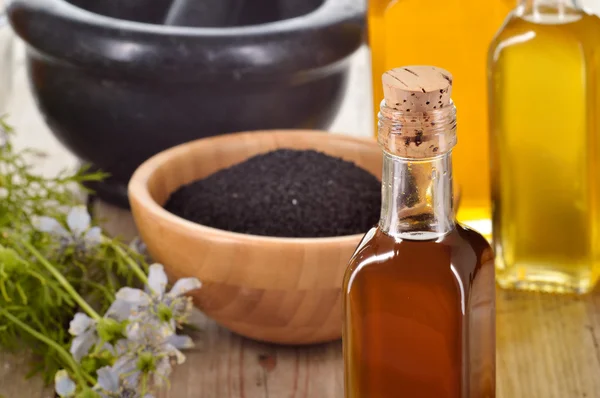 Close-up van nigella sativa olie. — Stockfoto