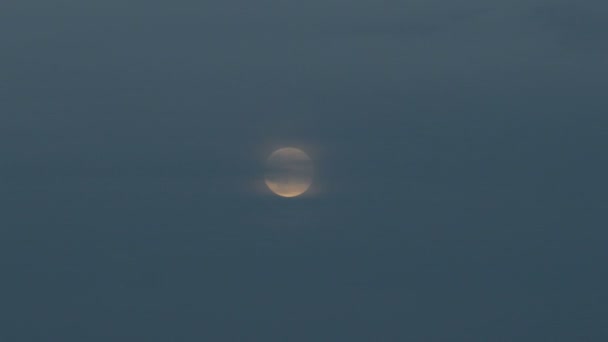 Pleine lune sur le ciel en fin de soirée . — Video