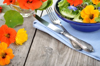 Yenilebilir çiçekler nasturtium, hodan salatası.