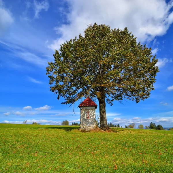 Paesaggio con santuario lungo la strada. Polonia . — Foto Stock