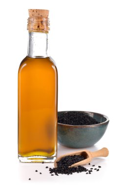 Nigella sativa petrol izole.
