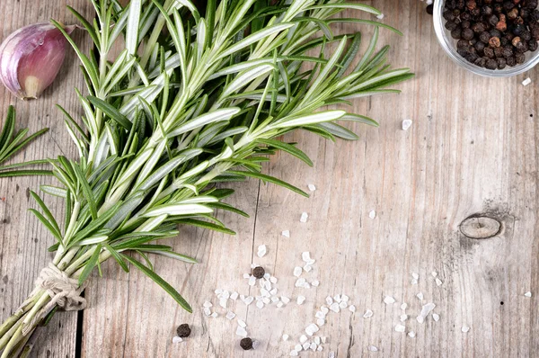 Frischer Bund Rosmarin auf Holztisch. — Stockfoto