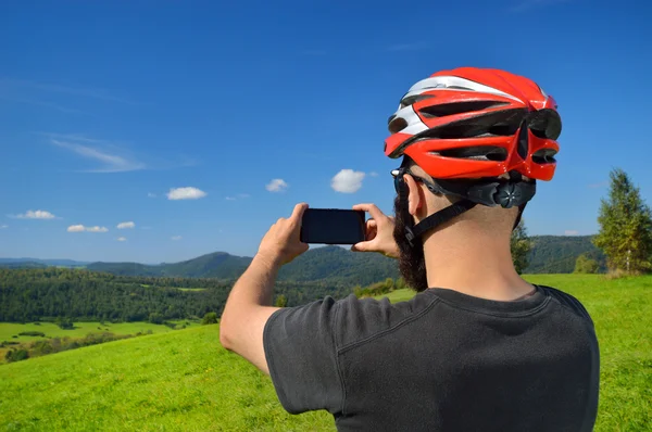 Fietser fotograferen met slimme telefoon. — Stockfoto