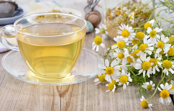 Copa de té de manzanilla a base de hierbas . — Foto de Stock