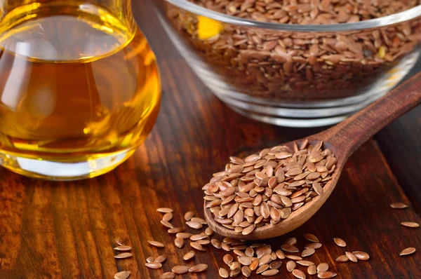 Flaxseeds en lijnzaad olie. — Stockfoto