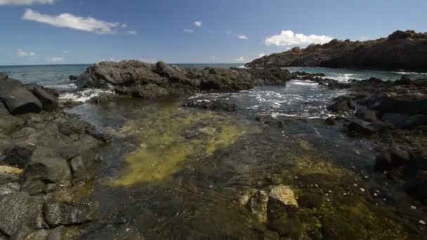 Wulkaniczne wybrzeżu lanzarote, Wyspy Kanaryjskie. — Wideo stockowe