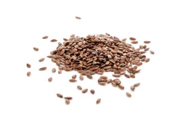 Beyaz arka plan üzerinde izole flaxseeds yığını.