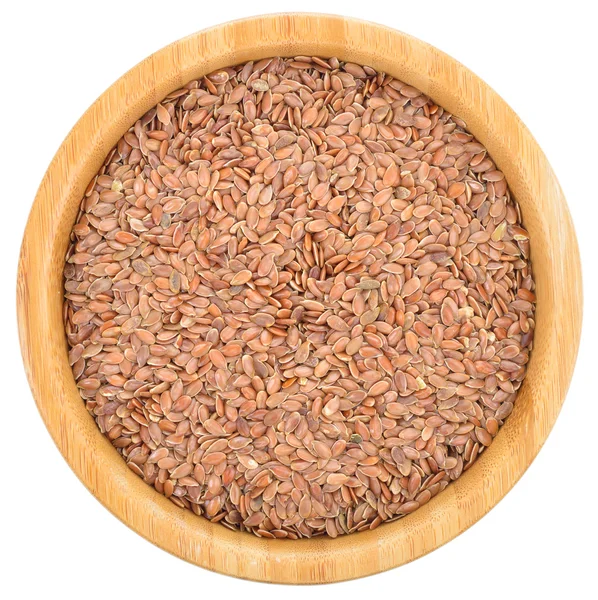 Brązowe nasiona lnu w drewniana miska na białym tle. — Zdjęcie stockowe