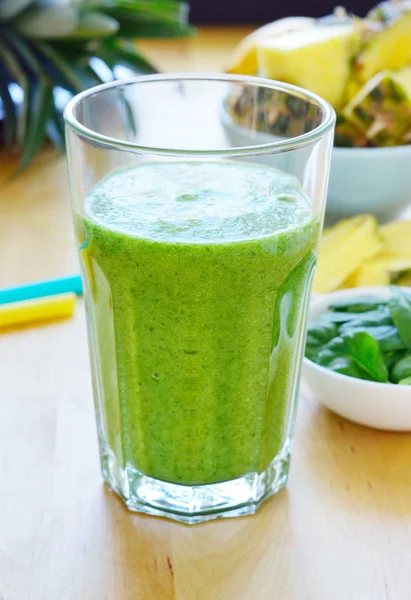 Green spinach and pineapple smoothie — Stock Photo, Image