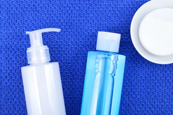 Gel detergente per il viso, toner e batuffoli detergenti in cotone . — Foto Stock