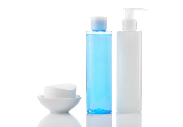 Gel detergente per il viso, toner e tamponi detergenti in cotone isolati — Foto Stock