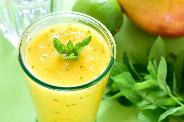 Chłodzenie Mango mięta smoothie — Zdjęcie stockowe